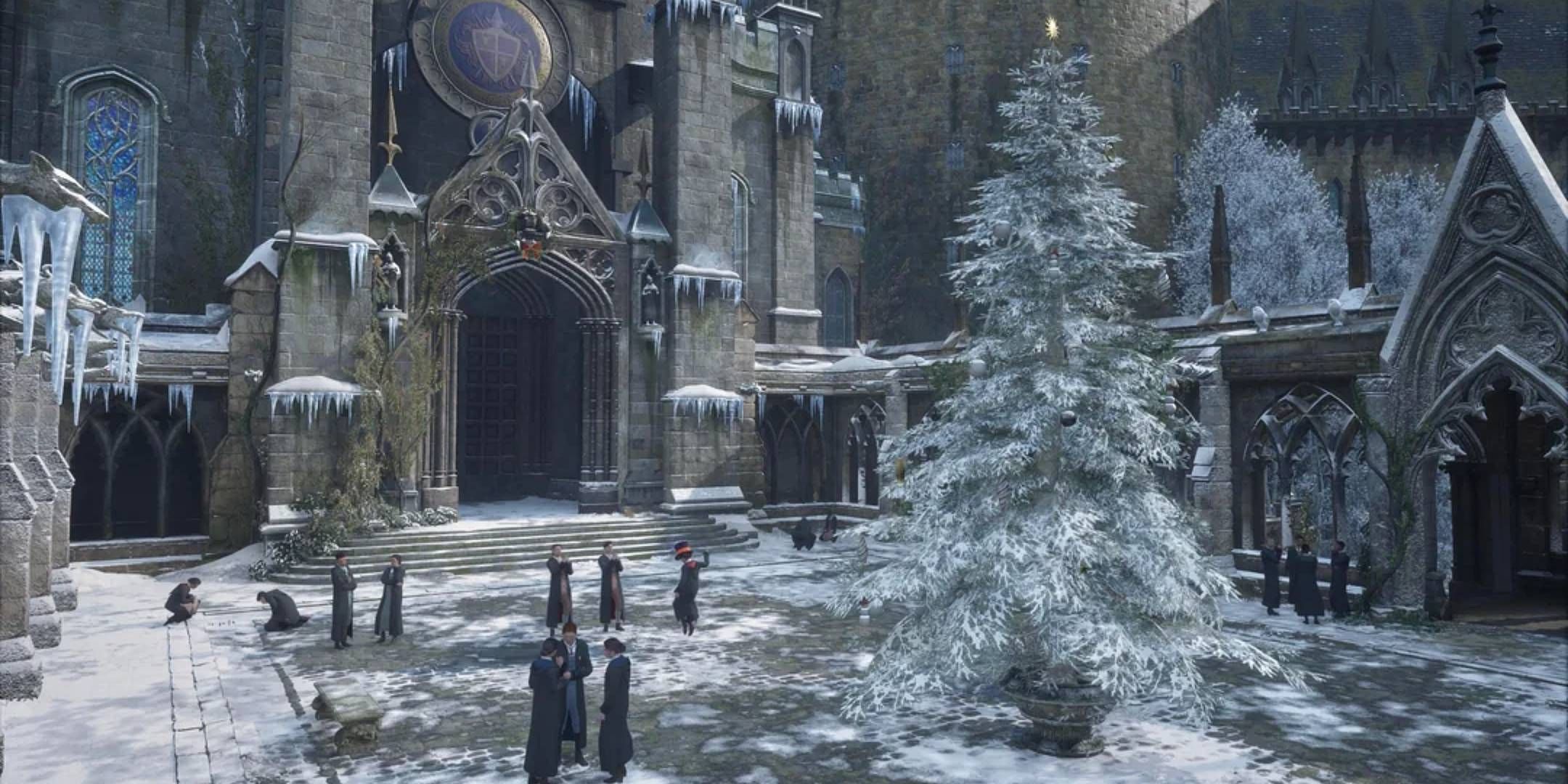 A christmas tree in the Hogwarts courtyard in Hogwarts Legacy.