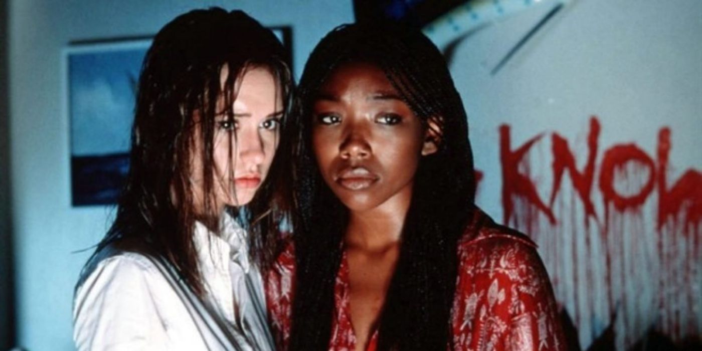 Jennifer Love Hewitt's Julie and Brandy's Karla looking worried with a blood message on the wall in I Still Know What You Did Last Summer