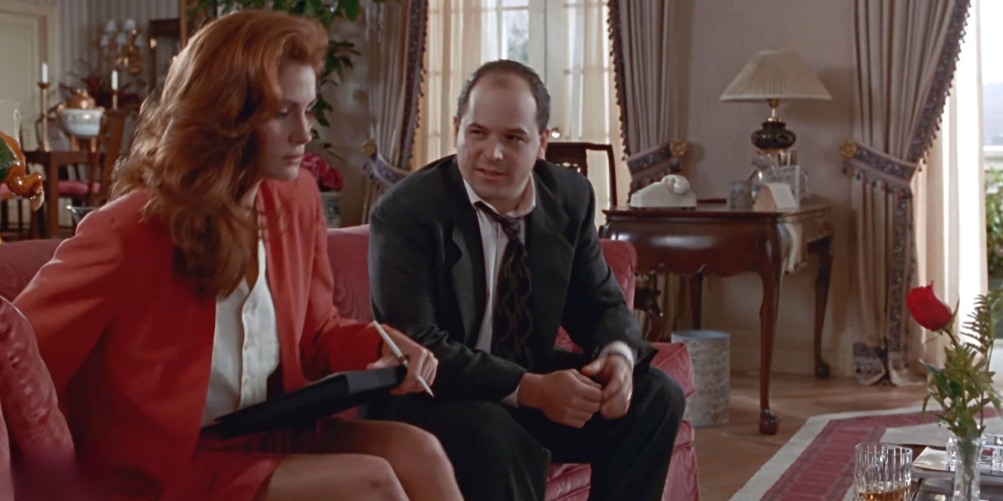 Jason Alexander as Philip about to ᴀssault Julia Roberts as Vivian in Pretty Woman