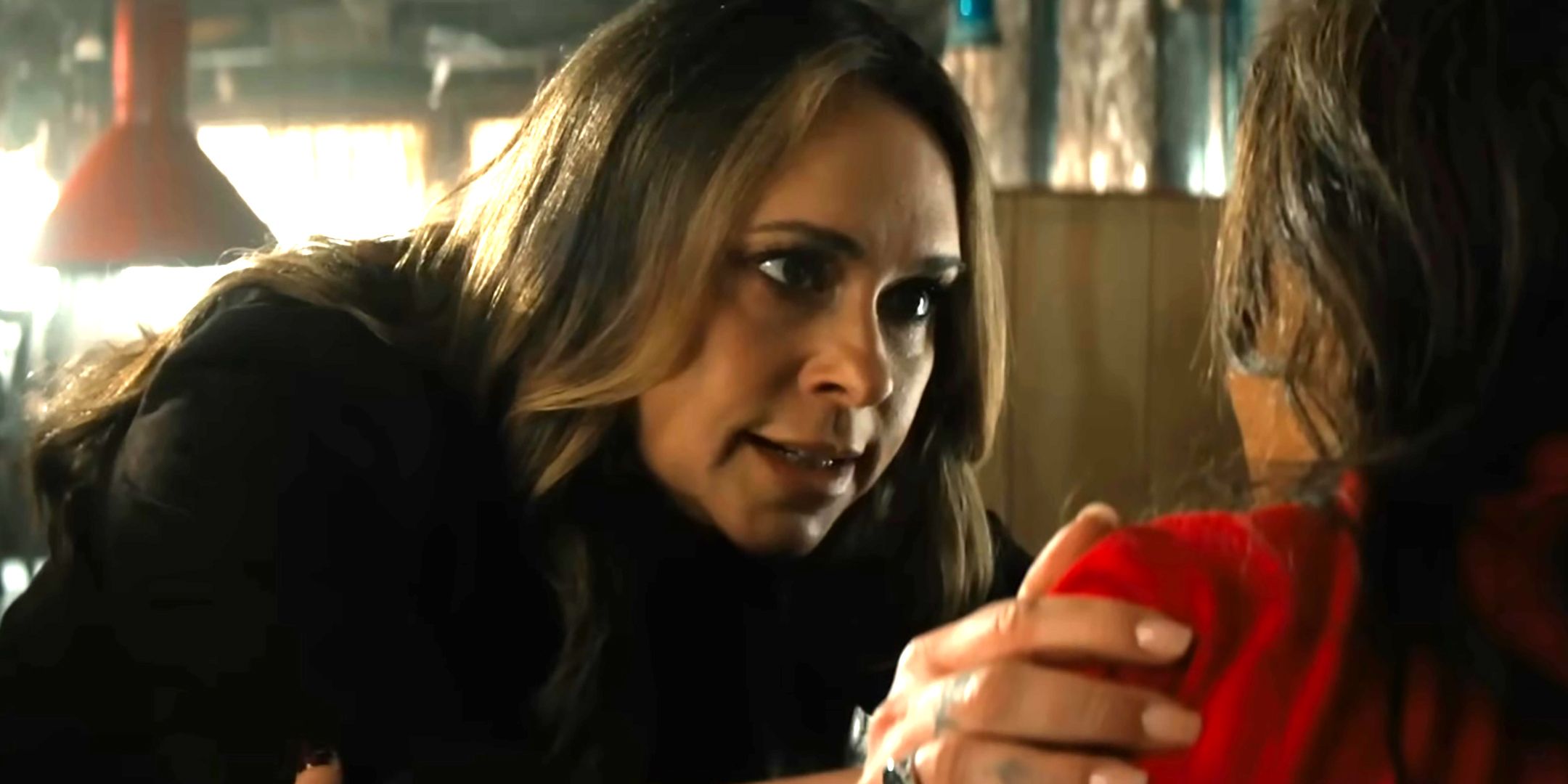 Jennifer Love Hewitt as Julie looking intensely and holding onto someone in I Know What You Did Last Summer