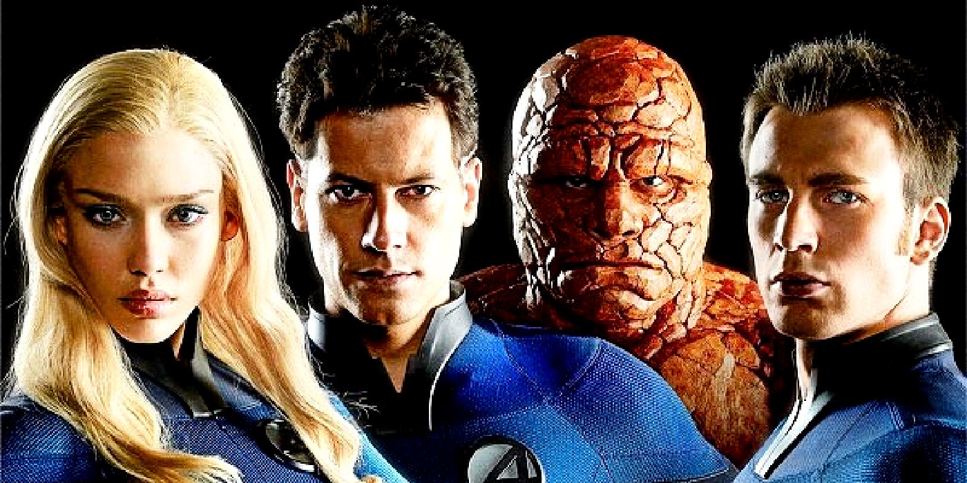 Jessica Alba, Ioan Gruffudd, Michael Chiklis, and Chris Evans pose for the 2005 Fantastic Four cast pH๏τo