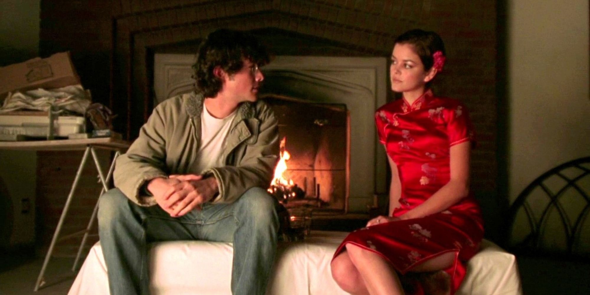 Joseph Gordon-Levitt as Brendan Frye talking to Nora Zehetner as Laura Dannon in Brick
