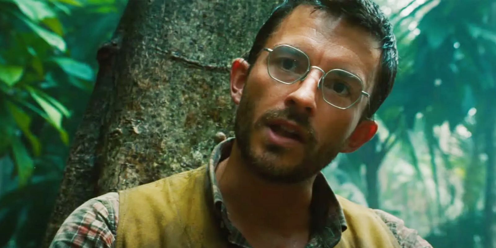 Jonathan Bailey talking to someone in Jurassic World Rebirth.