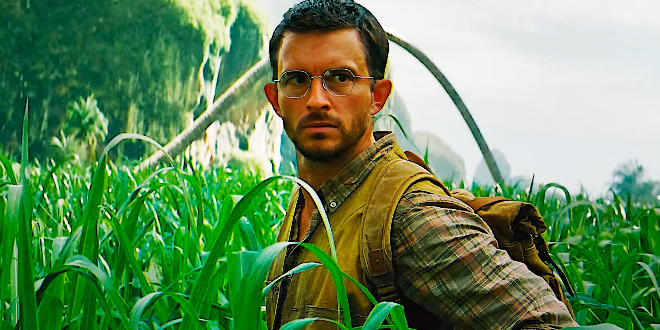 Jonathan Bailey is looking at someone in Jurassic World Rebirth