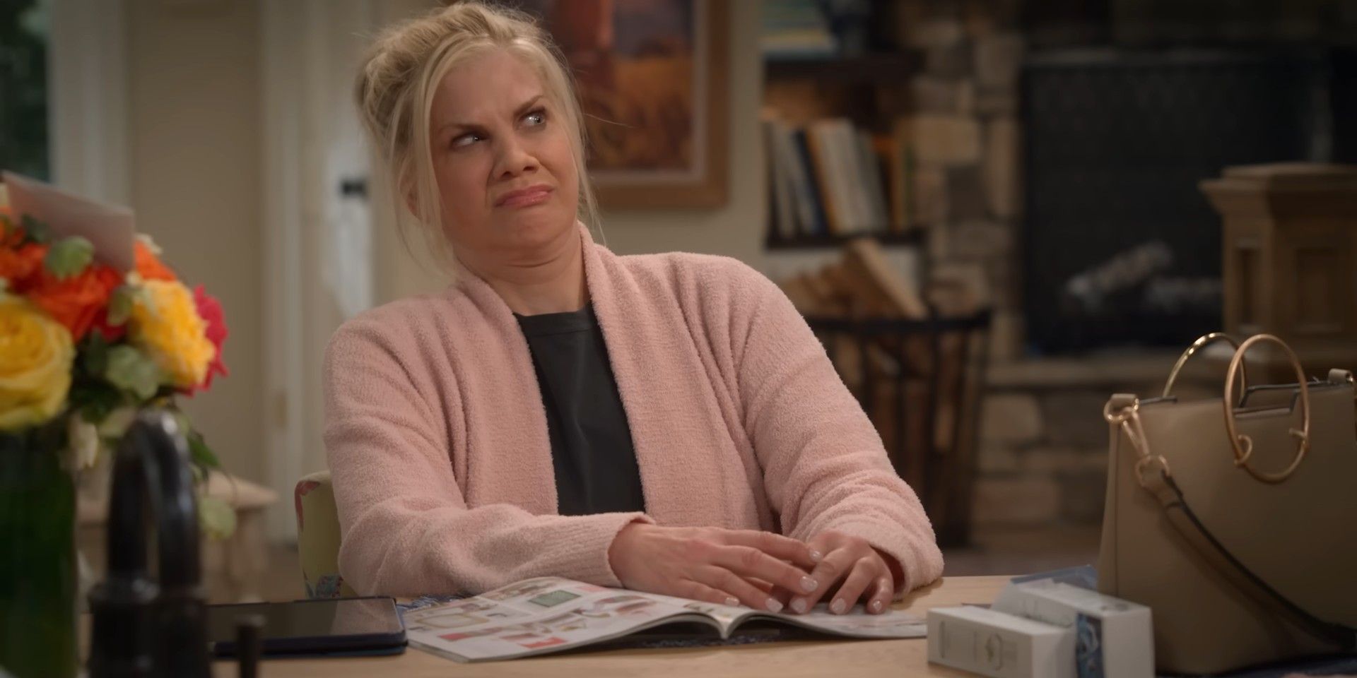 Carol (Kristen Johnston) sneering in Leanne season 1