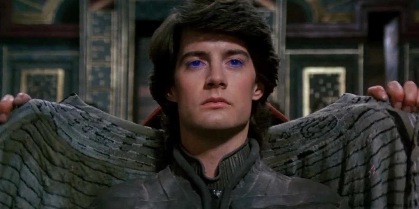 Kyle MacLachlan stares ahead with glowing blue eyes. 
