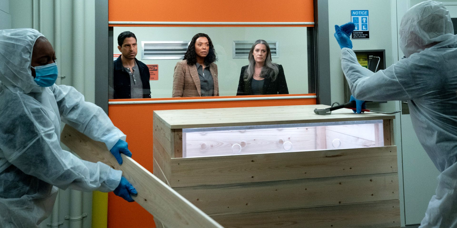 Luke Tara Emily unboxing Criminal Minds Evolution season 3