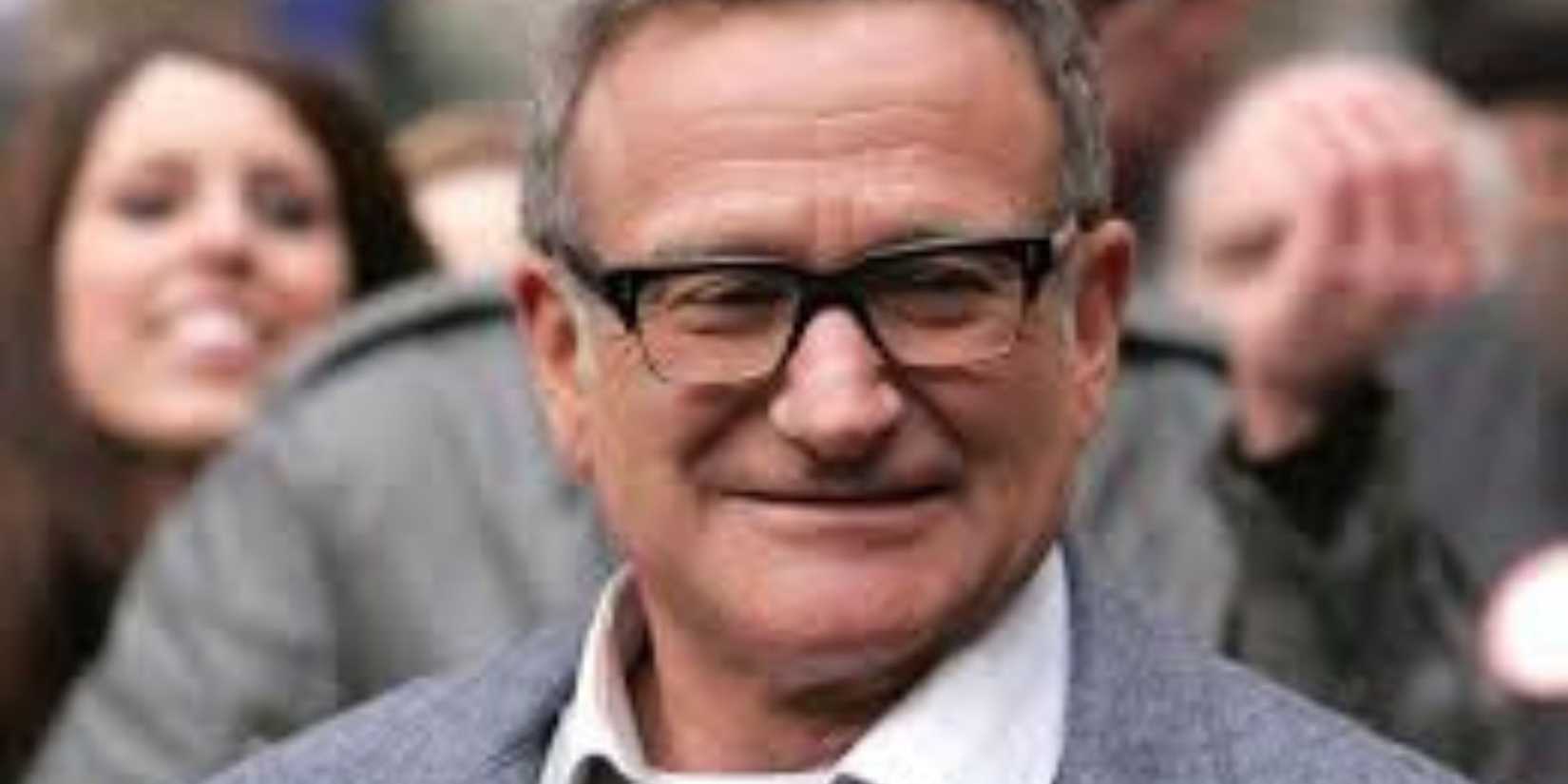 Robin Williams as Merritt Rook standing in front of a crowd in Law & Order: SVU