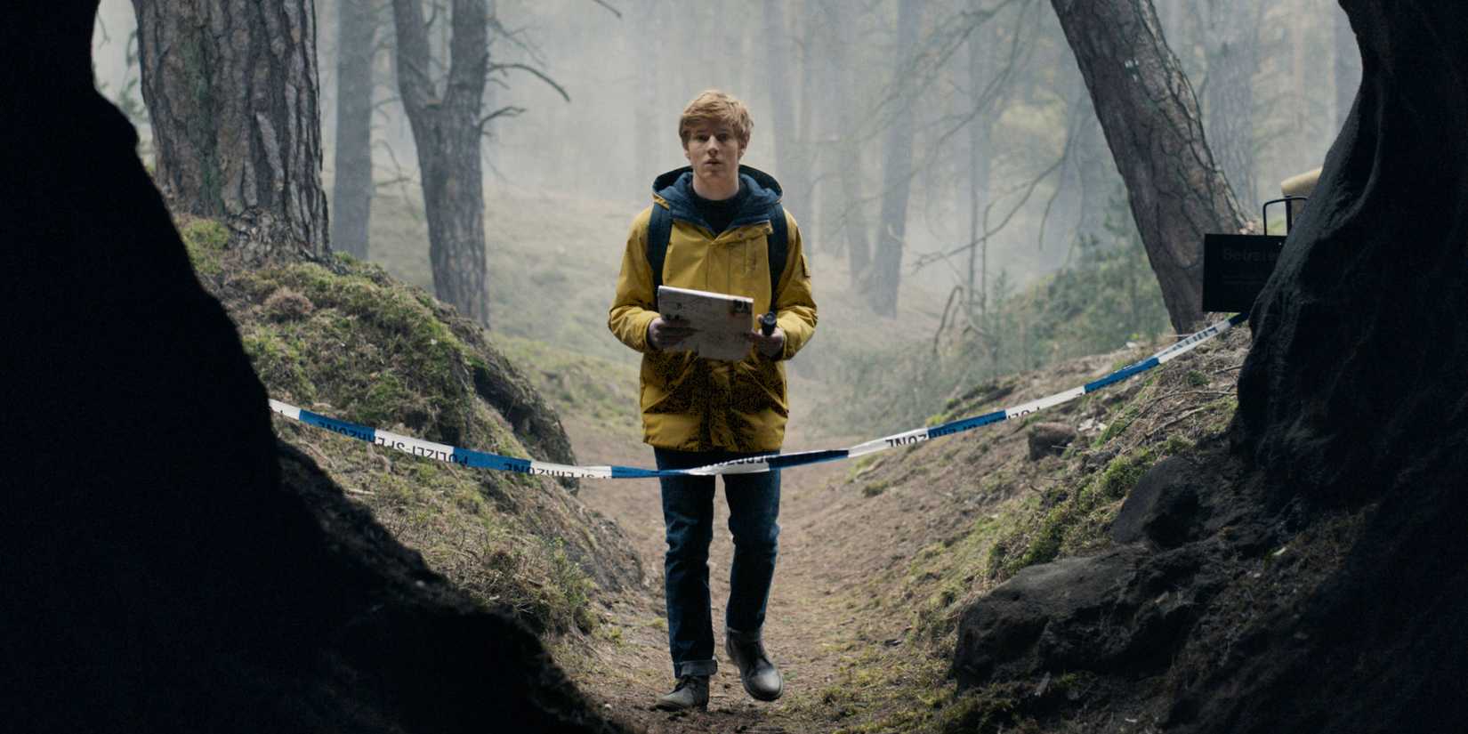 Jonas do lado de fora da caverna no escuro da Netflix