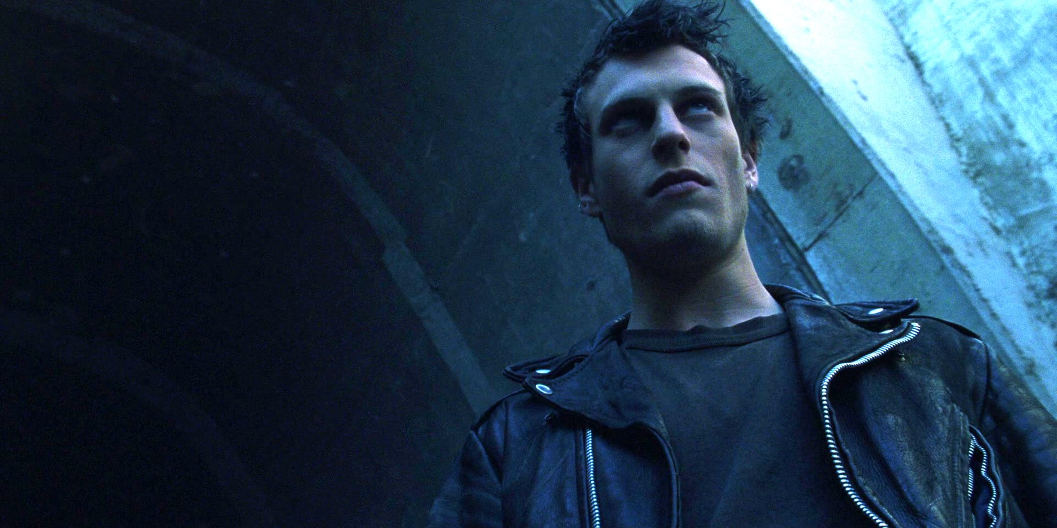 Noah Segan as Dode looking angry and standing in a tunnel in Brick