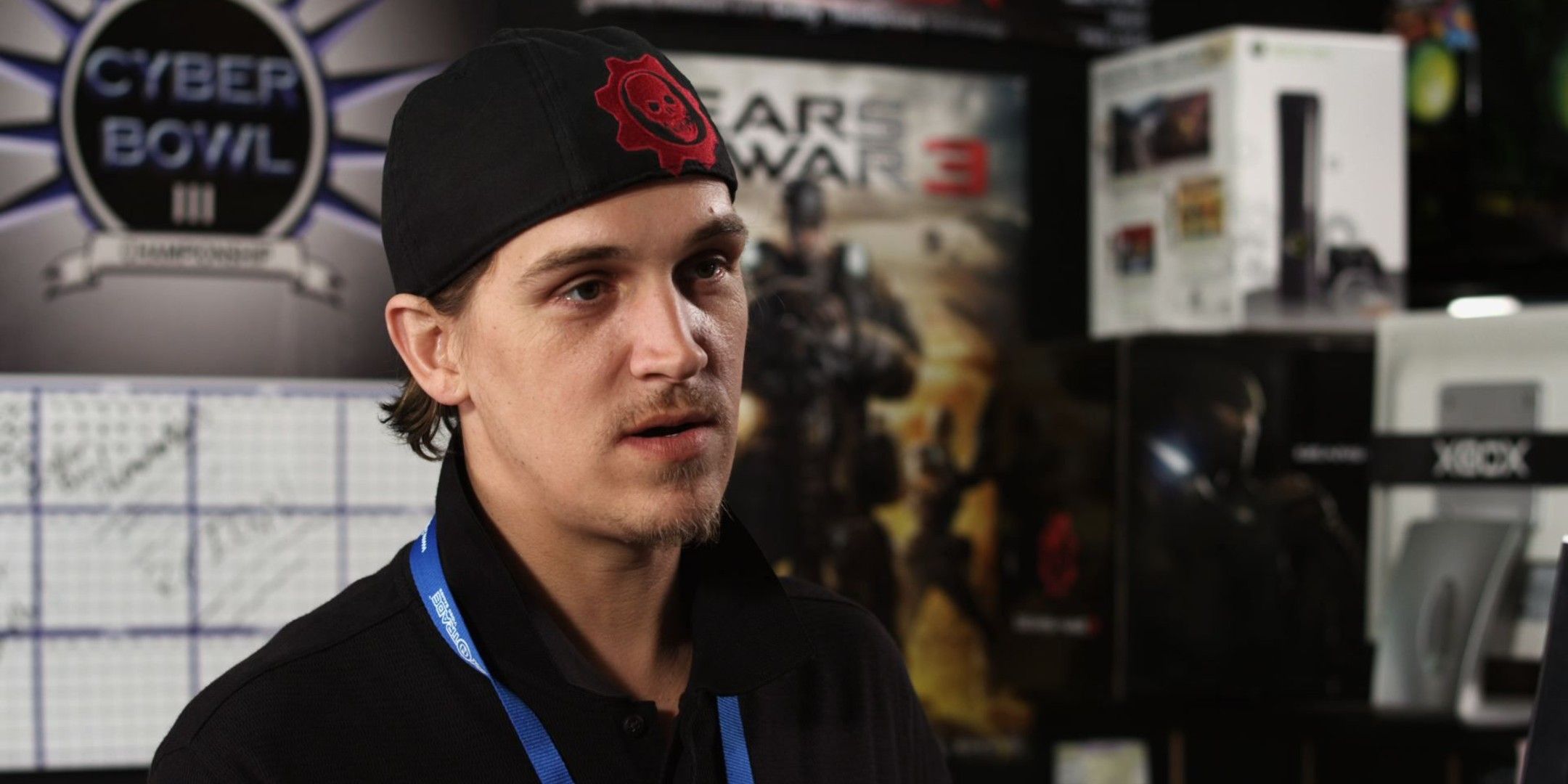 Jason Mewes look on while wearing a backwards cap in Noobz