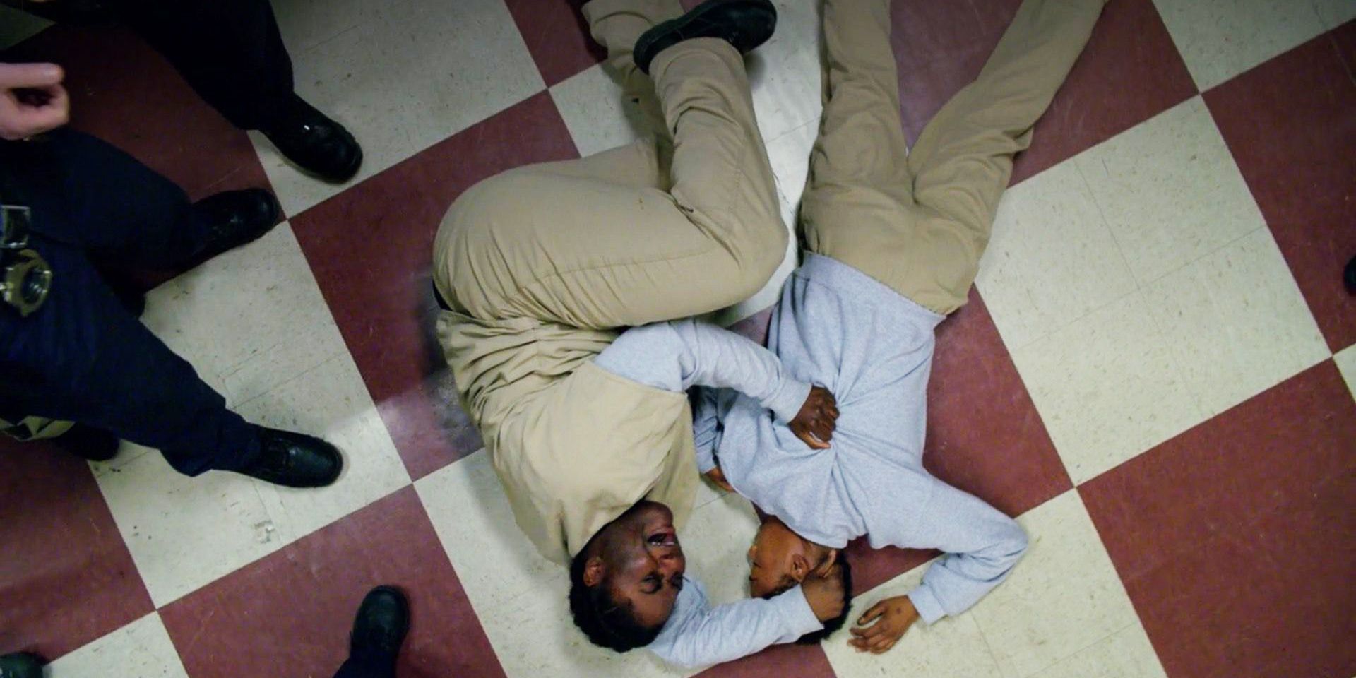 Orange é o novo Taystee preto chorando ao lado do corpo de Poussey no episódio dos animais