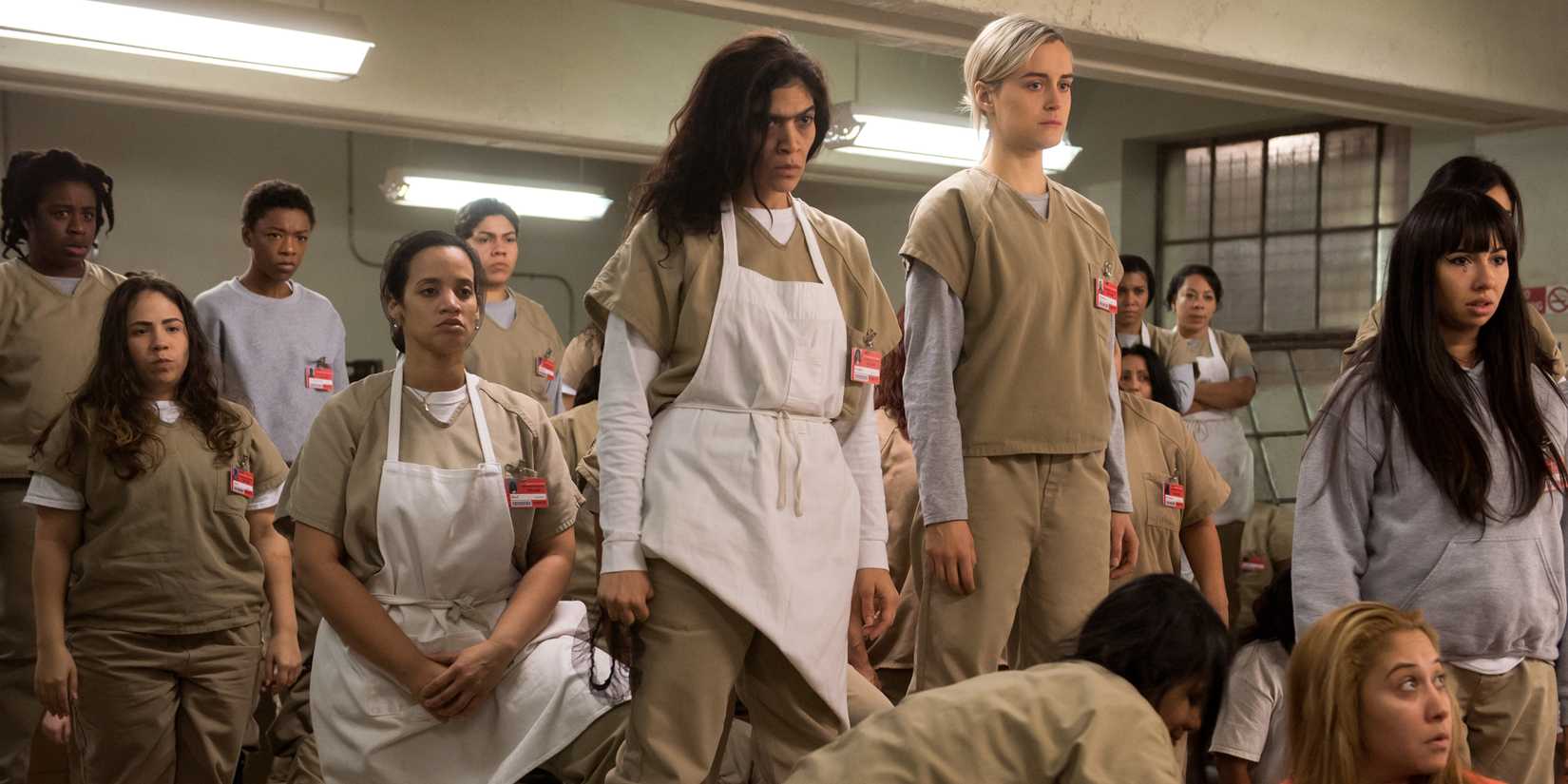 Personaggi principali di Orange Is the New Black durante una protesta pacifica