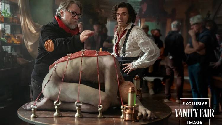 Új képek a Frankensteinből – így néz ki az új szörny 16 oscar issac and guillermo del toro with cadaver prop