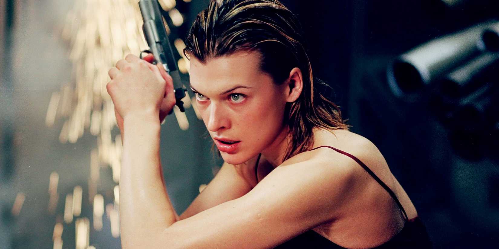 Milla Jovovich as Alice holding a gun in Resident Evil
