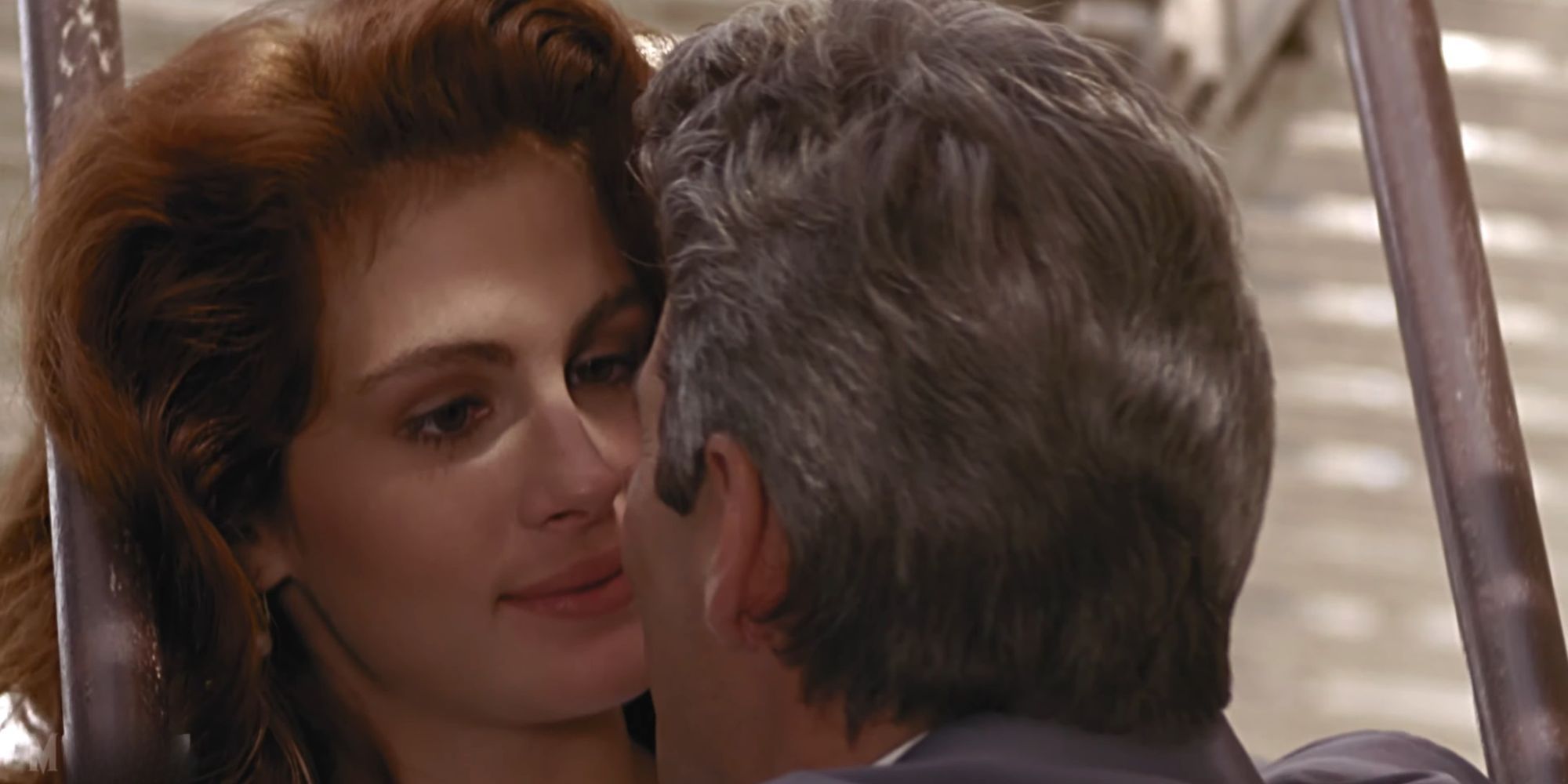 Richard Gere as Edward and Julia Roberts as Vivian kissing in Pretty Woman-1