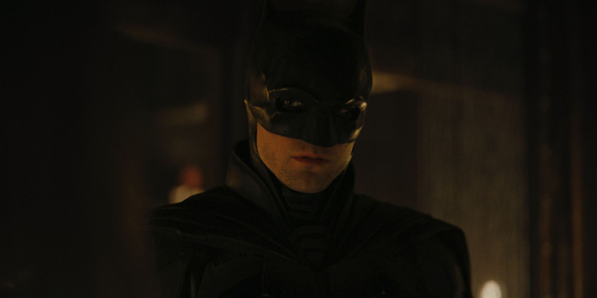 Robert Pattinson's Batman looking at Catwoman in The Batman