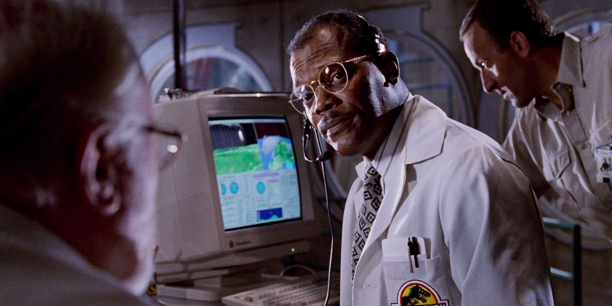 Samuel L Jackson looking at Hammond in Jurᴀssic Park