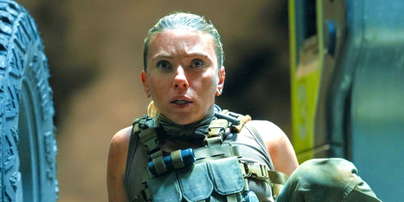 Scarlett Johansson looking scared in Jurᴀssic World Rebirth