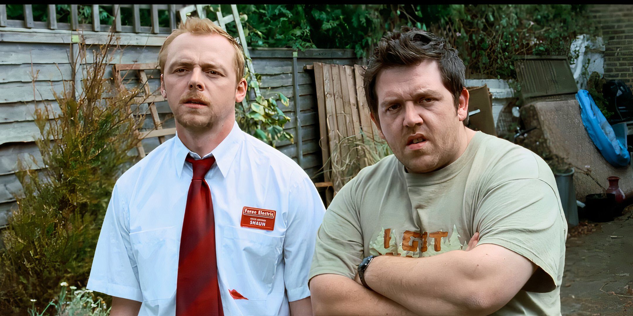 Simon Pegg and Nick Frost as Shaun and Ed in the backyard in Shaun of the ᴅᴇᴀᴅ