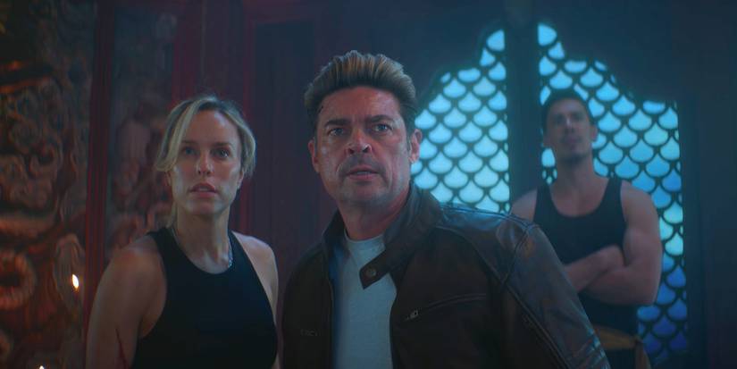Sonya Blade, Johnny Cage, and Cole Young looking at something in anticipation in Mortal Kombat 2