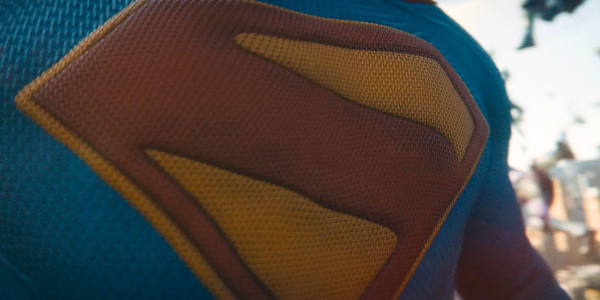Superman's emblem on his suit in Superman (2025)