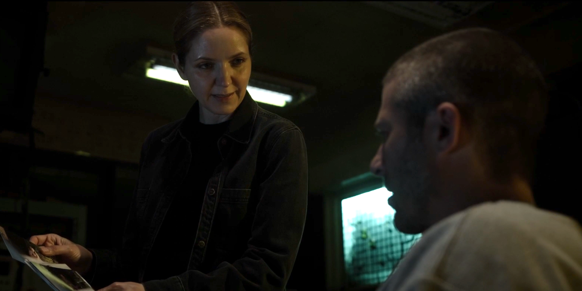 Tessa mostra le foto di Voit in Criminal Minds: Evolution stagione 3