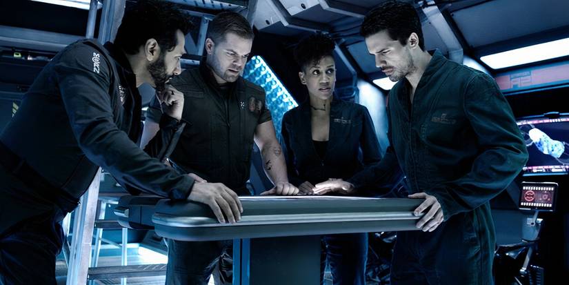 The crew looking worried in The Expanse season 2