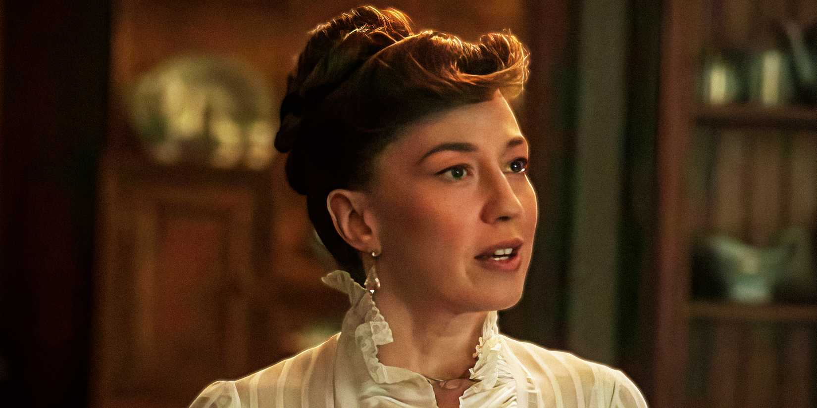 Bertha Russell (Carrie Coon) tampak terkejut di zaman emas.