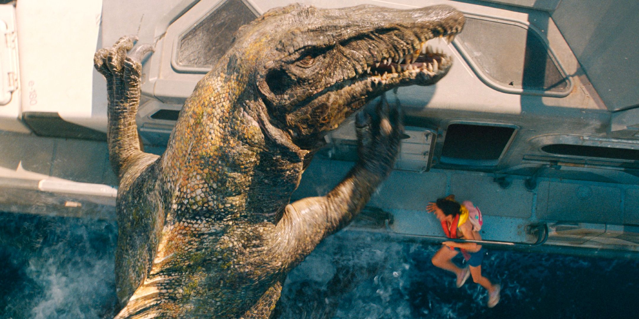 The Spinosaurus attacks a boat in Jurᴀssic World Rebirth