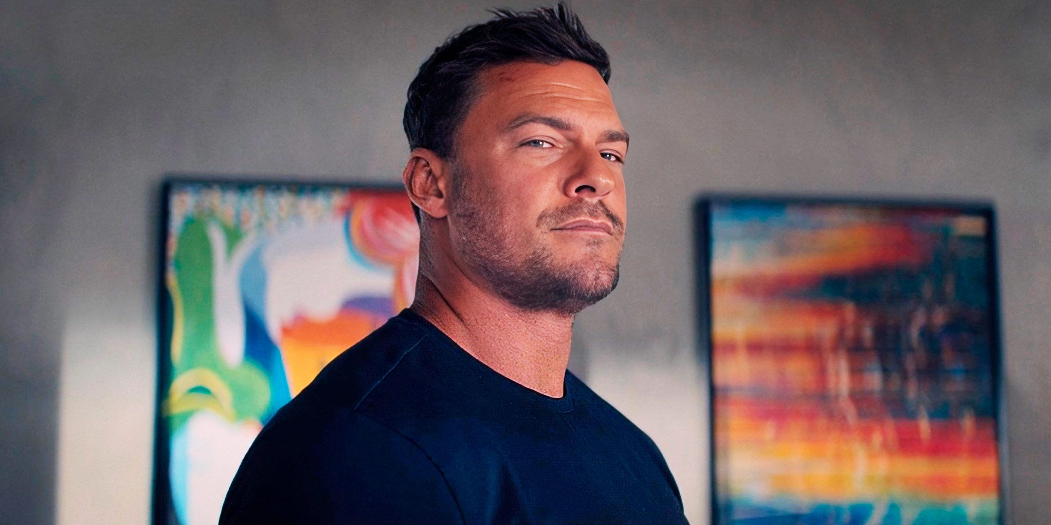 A close up of Alan Ritchson