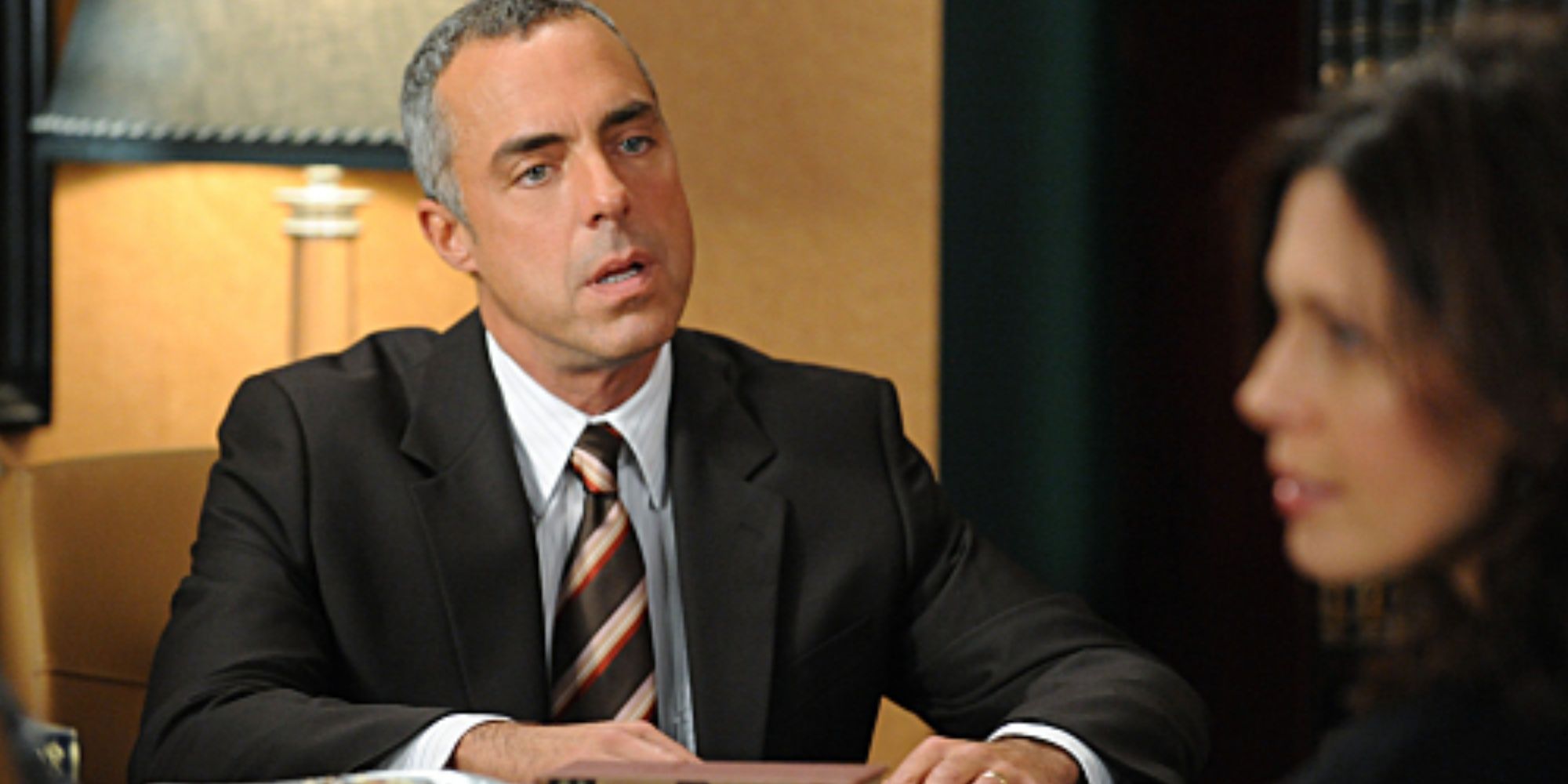 Titus Welliver como Glenn Childs parecendo zangado com uma mulher em um escritório no Good Wife-2