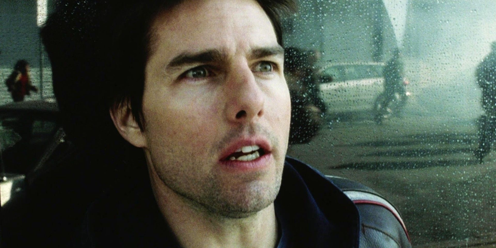 Tom Cruise with his head on a glᴀss in War of the Worlds