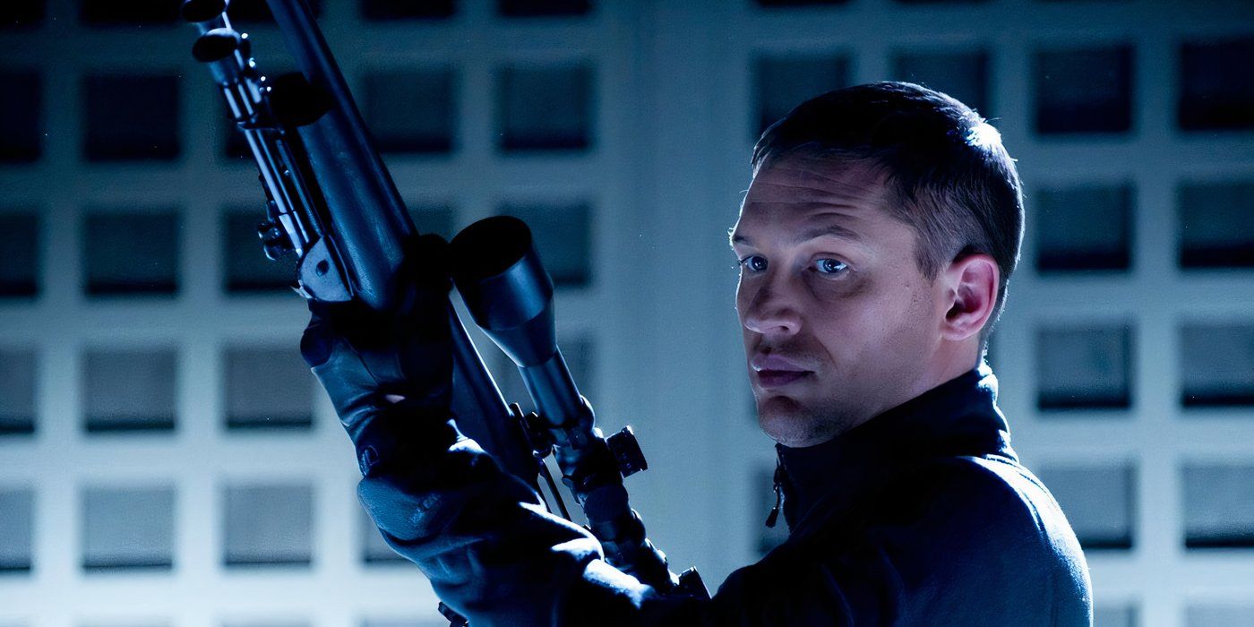 Tom Hardy memegang senjata dalam ini berarti perang