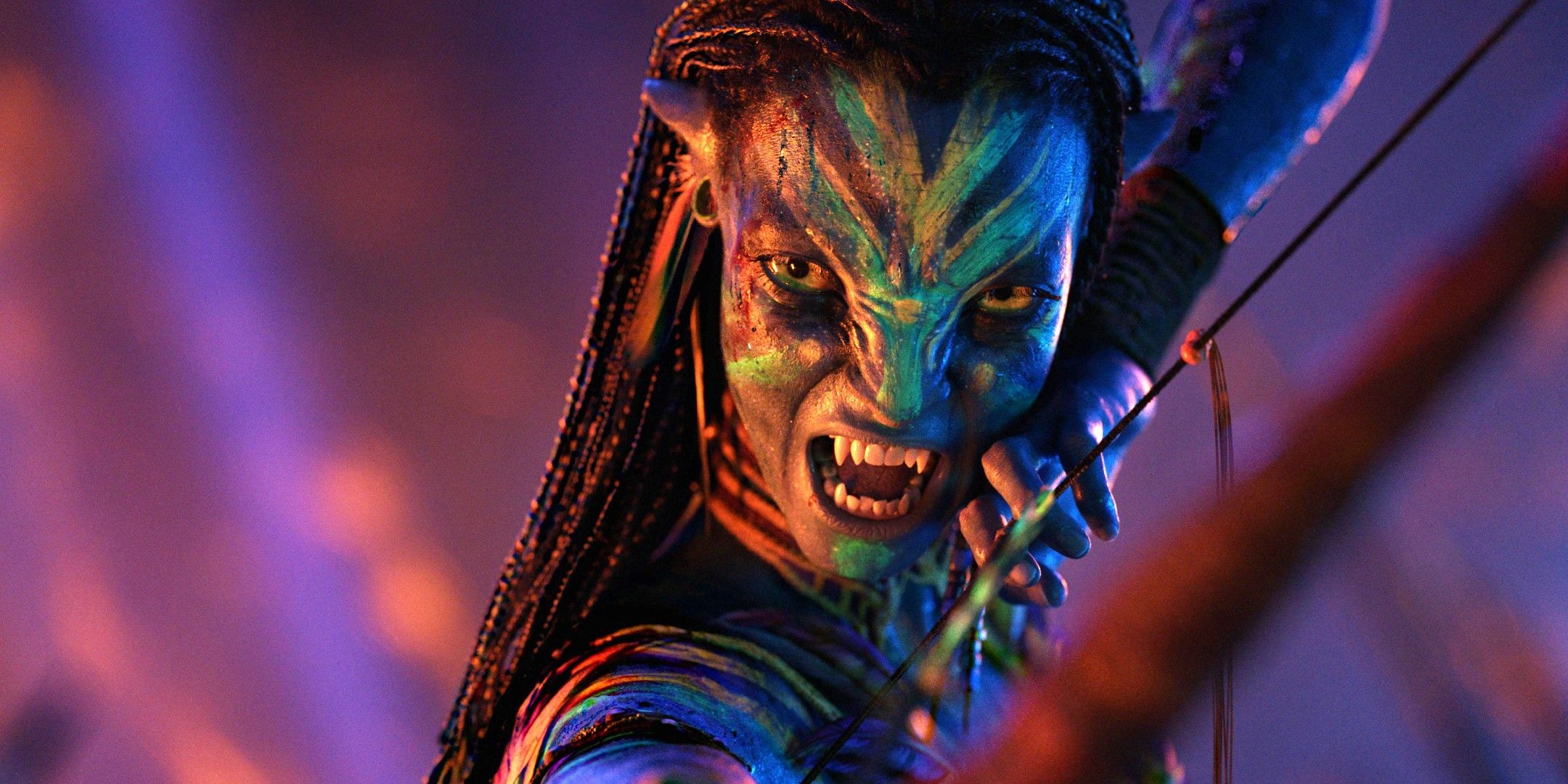 Neytiri aims her bow with her fangs bared in Avatar Fire and Ash
