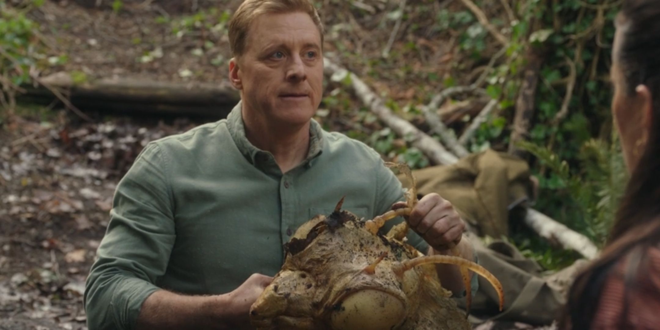 Alan Tudyk come Harry Vanderspeigle mentre brandisce la testa del Mantid