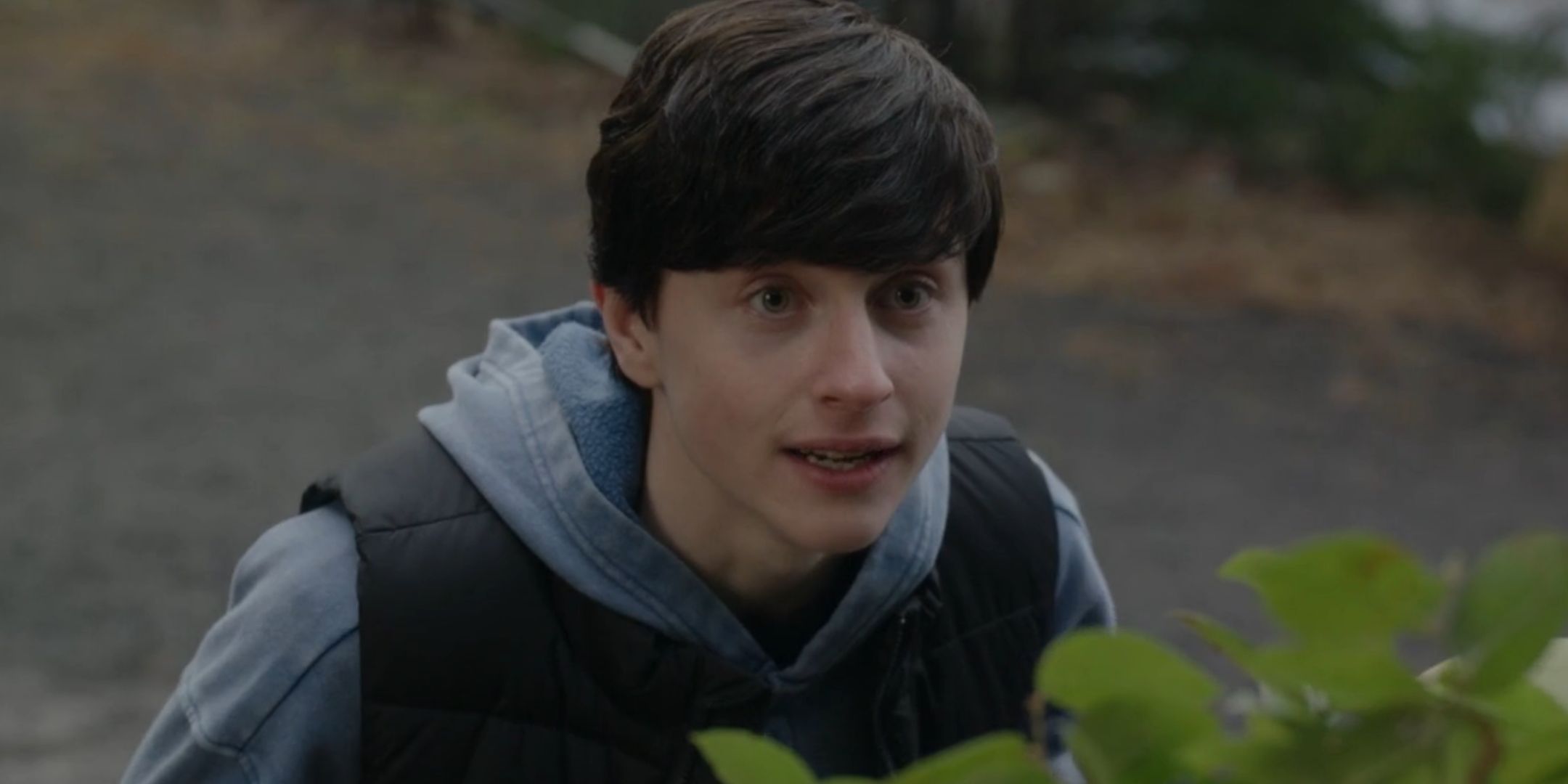 Judah Prehn nei panni di Max Hawthorne in Resident Alien