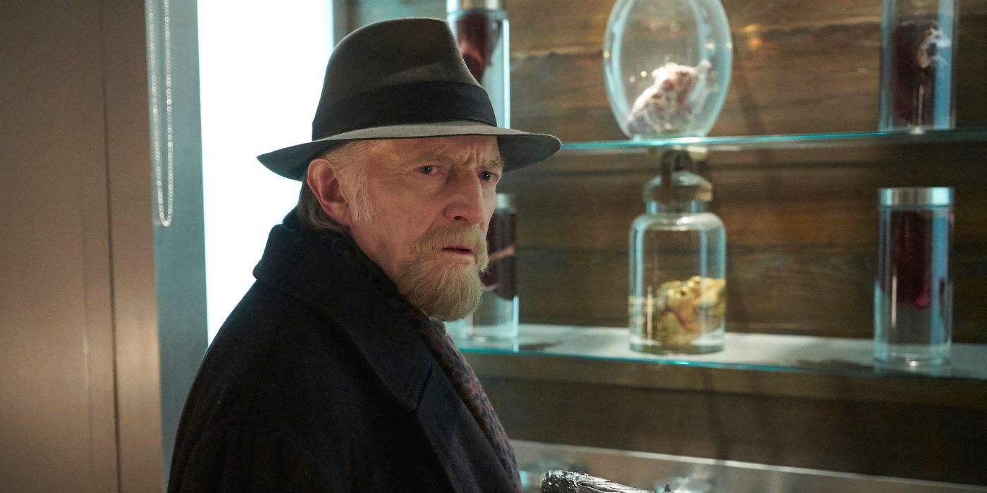 David Bradley osserva alle spalle in The Strain