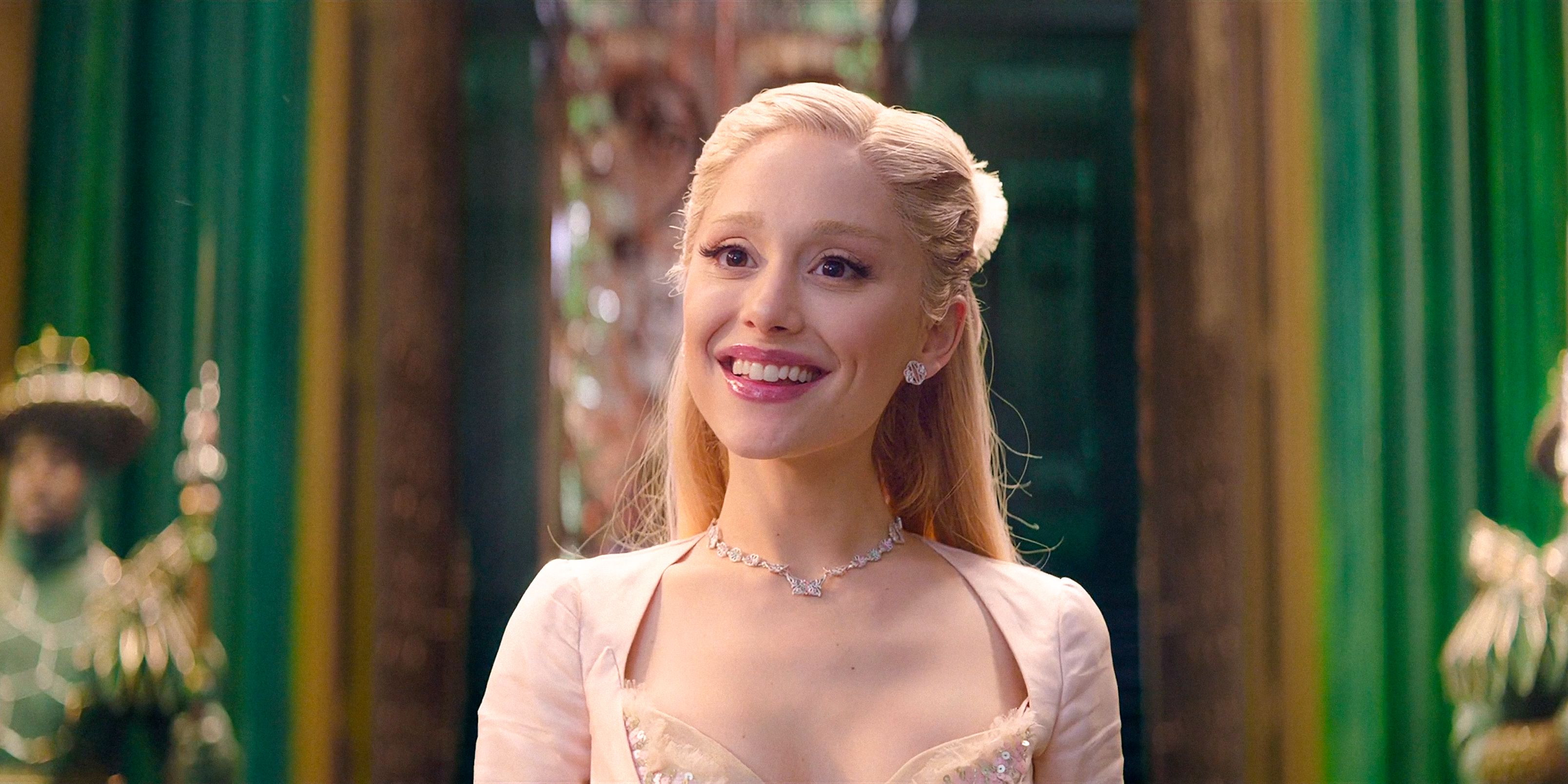 Glinda (Ariana Grande) sorridente nel film Wicked: For Good