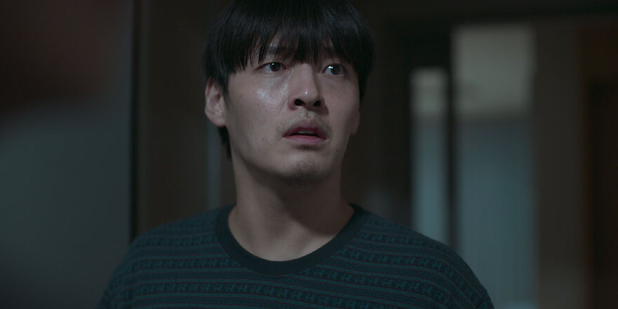 Woo-sung looks up in Netflix's Wall to Wall-1