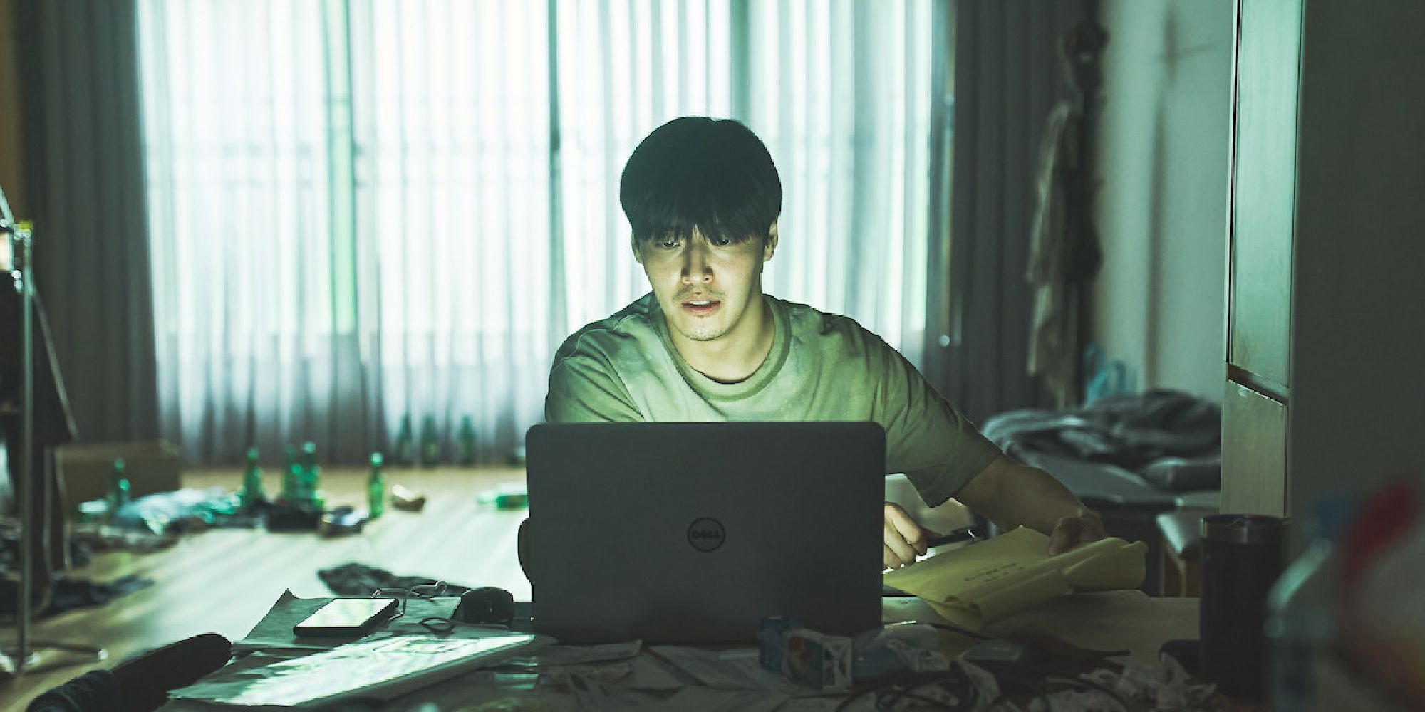 Woo-sung uses his computer in Netflix's Wall to Wall