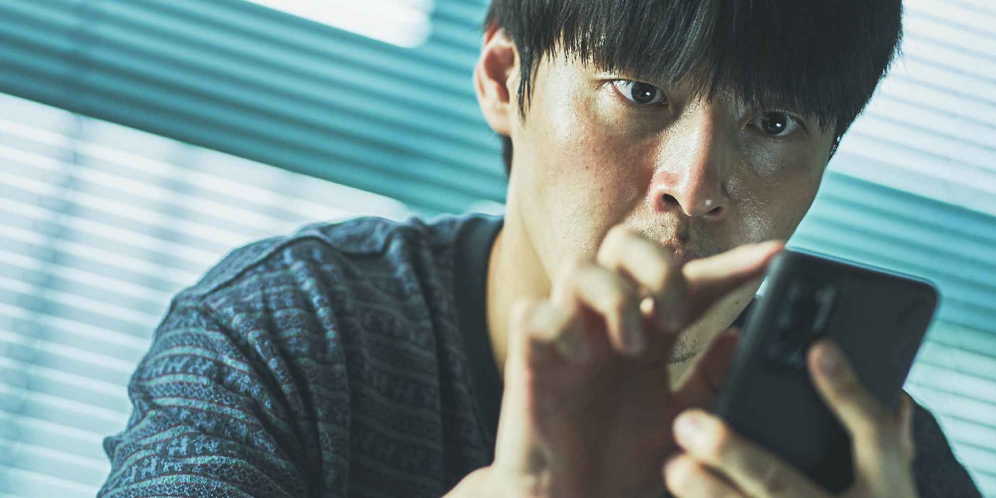 Woo-sung uses his phone in Netflix's Wall to Wall
