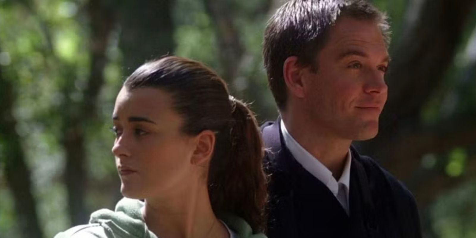 Ziva looks behind her while Tony looks ahead in the NCIS episode "Cloak"