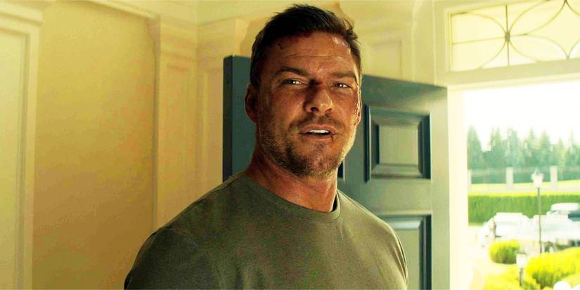 Alan Ritchson como Jack Reacher parecendo sangrento em um episódio da terceira temporada de Reacher