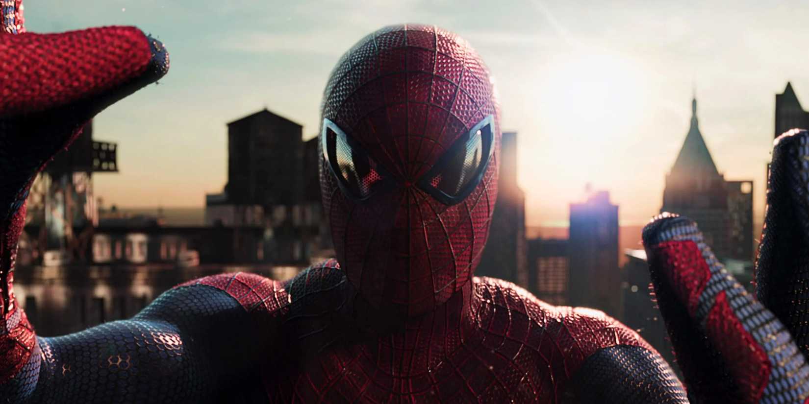 Andrew Garfield's Spider-Man looking at himself in the building's reflection in The Amazing Spider-Man