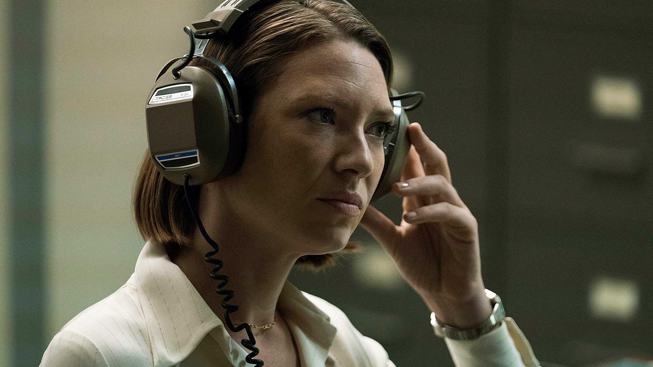Anna Torv as Wendy Carr listening to something with headphones in Mindhunter