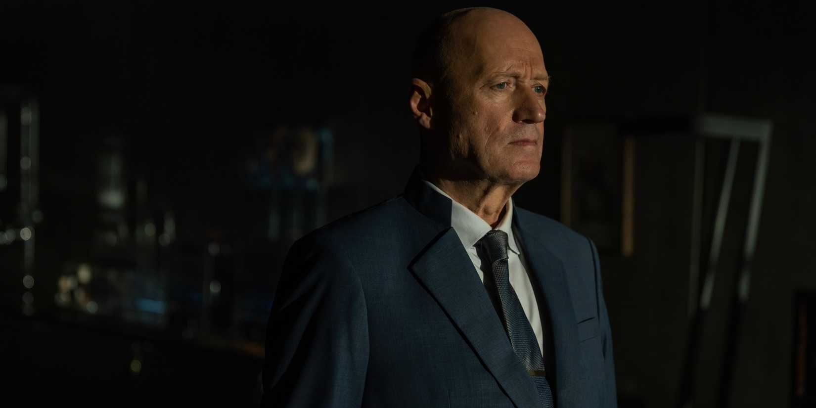 Ade Edmondson as Atom wearing a suit and looking into the distance in Alien: Earth