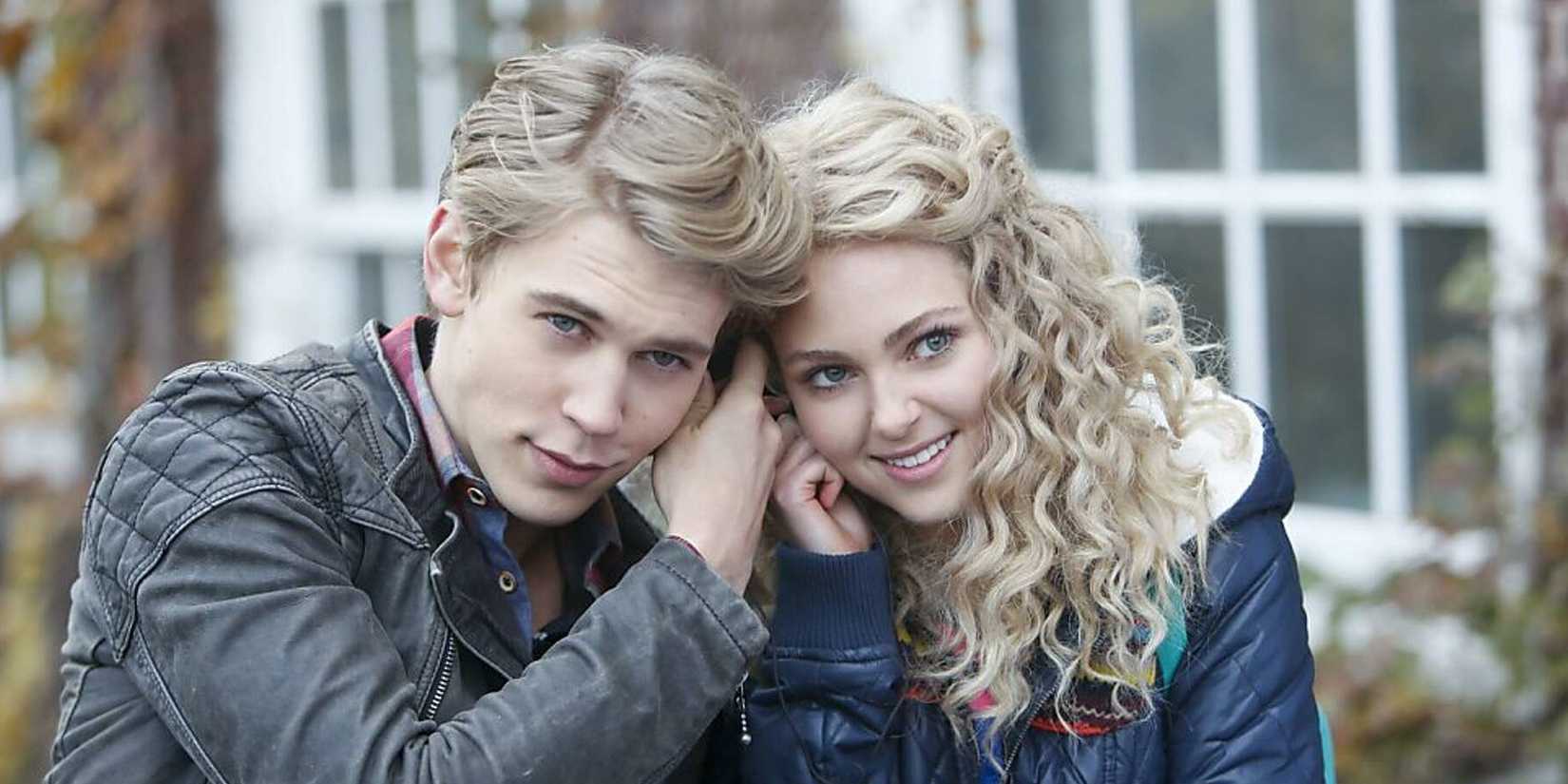 Austin Butler and AnnaSophia Robb getting close from The Carrie Diaries