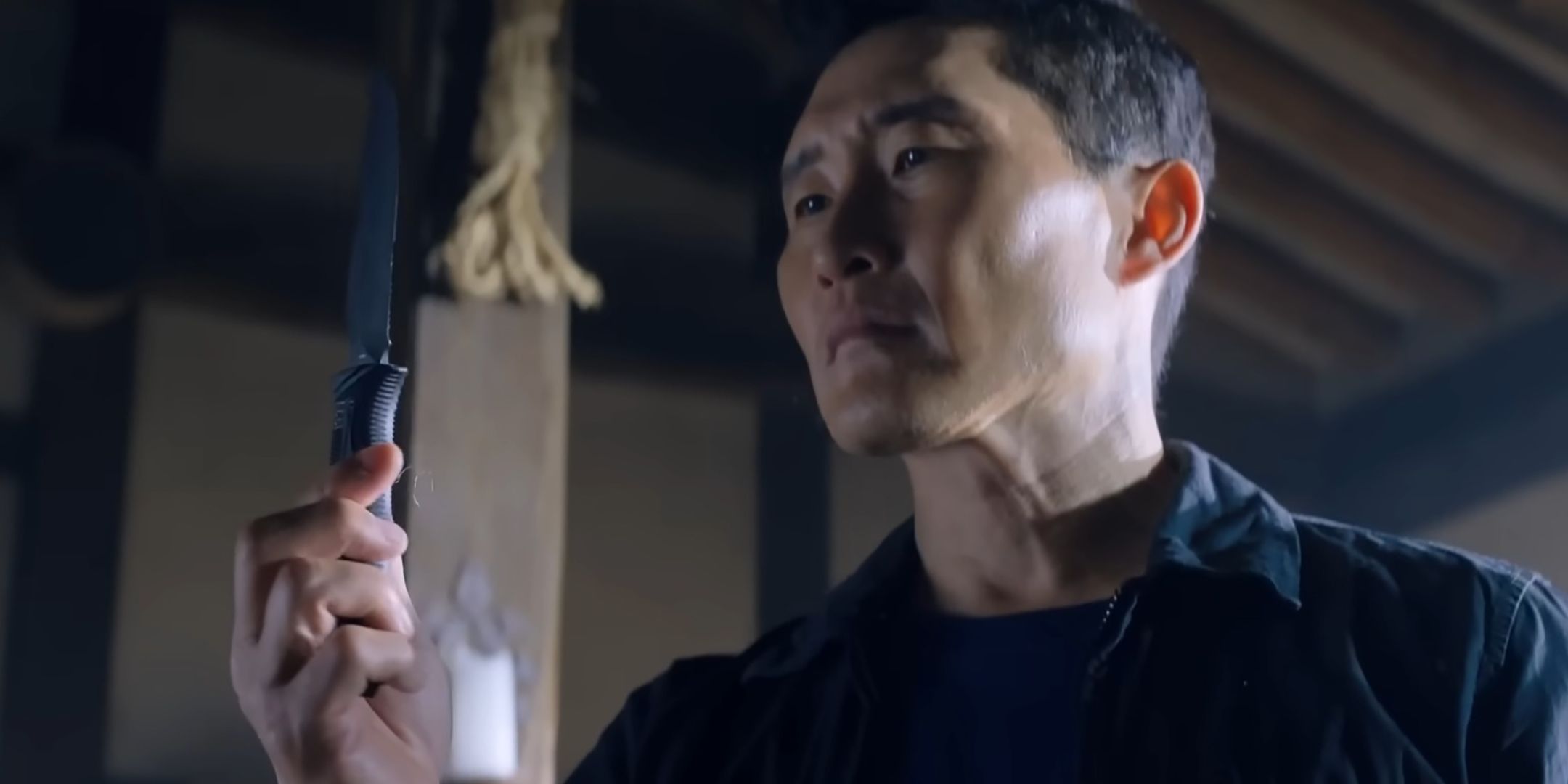 Daniel Dae Kim como David olhando para uma faca nas mãos na borboleta