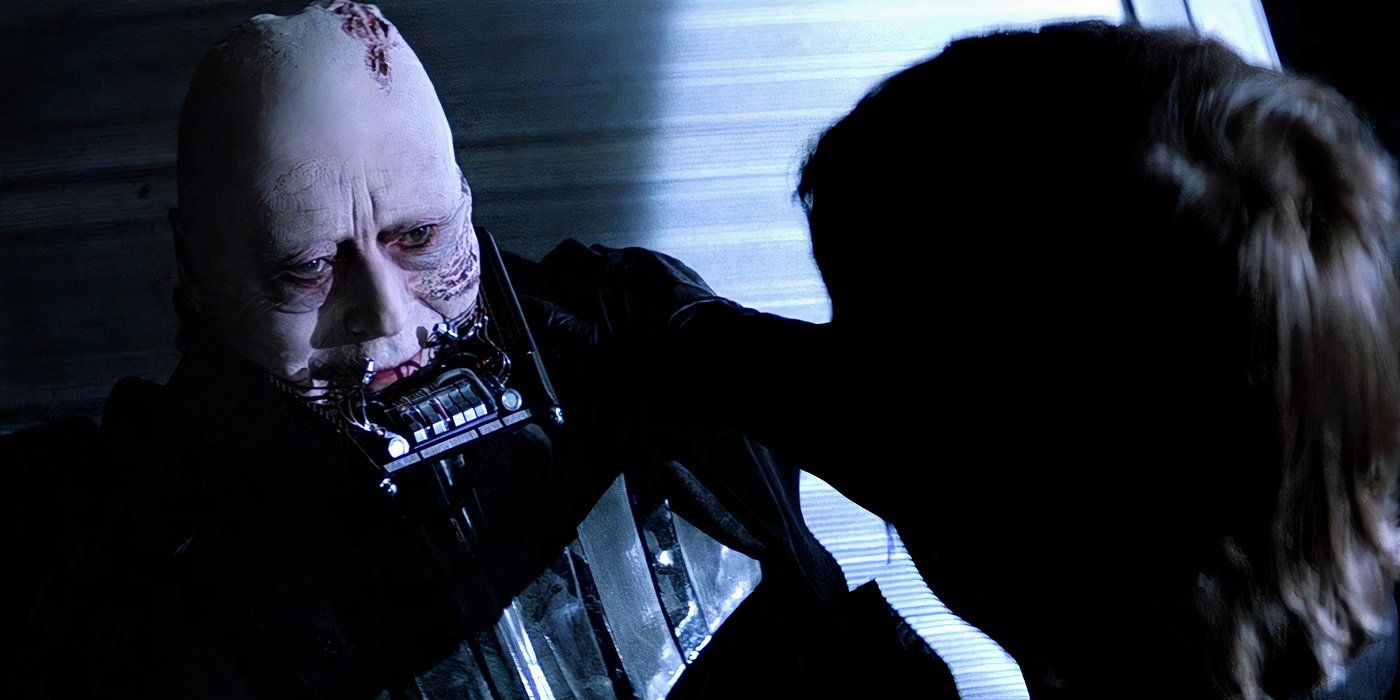 Darth Vader senza maschera mentre muore tra le braccia di Luke Skywalker.